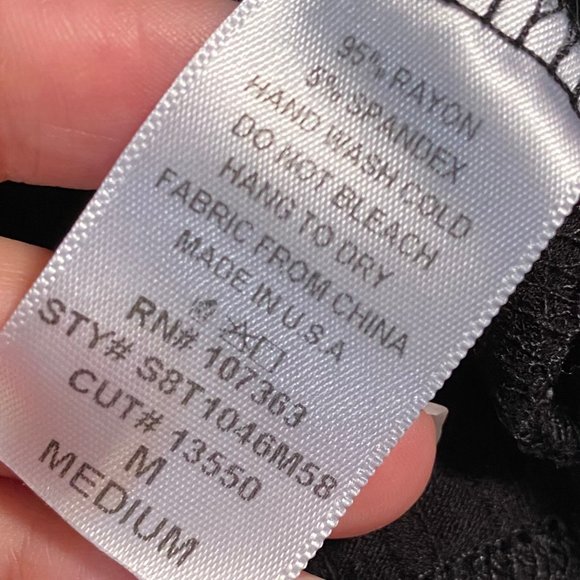 Hottie Twist front Crop Top Size Medium - Picture 3 of 4